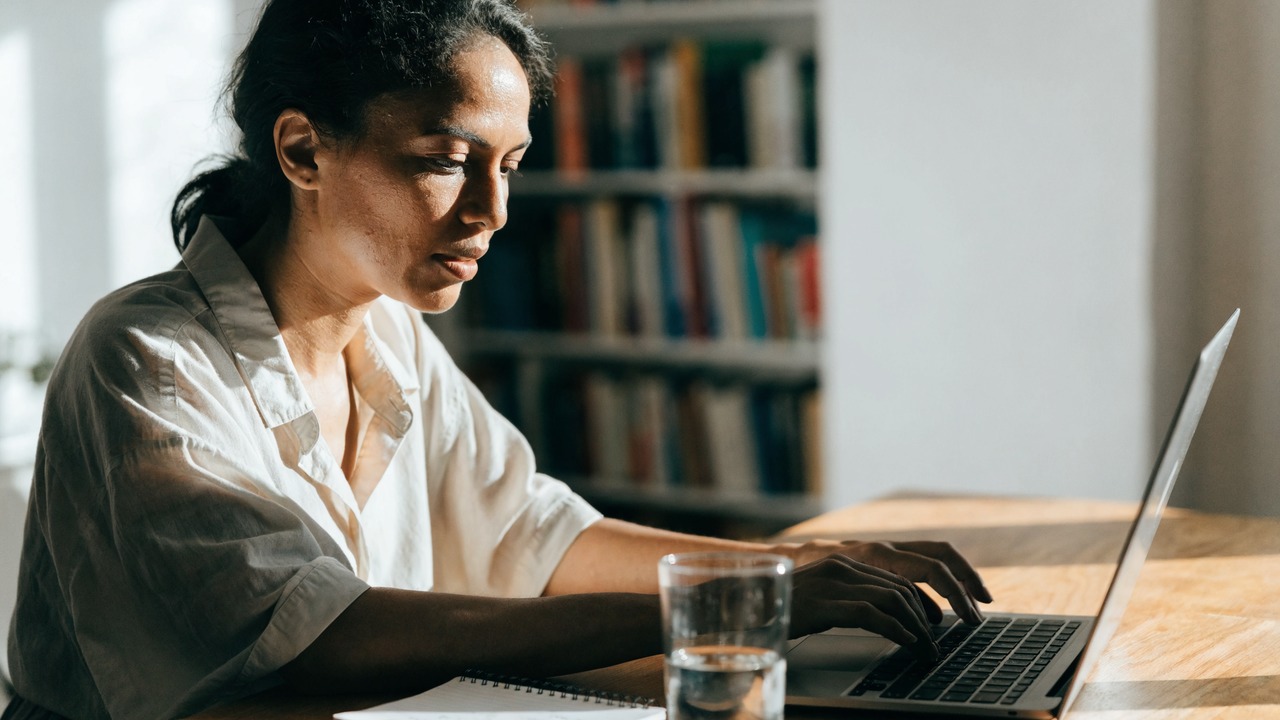 Pessoa analisando gráficos financeiros em celular e notebook, para o artigo Como fazer renda extra: 50 ideias práticas par...