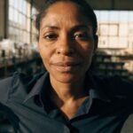 Profissional usando notebook com painéis de dados e interface digital, para o artigo Empreendedores de sucesso no Brasil q...