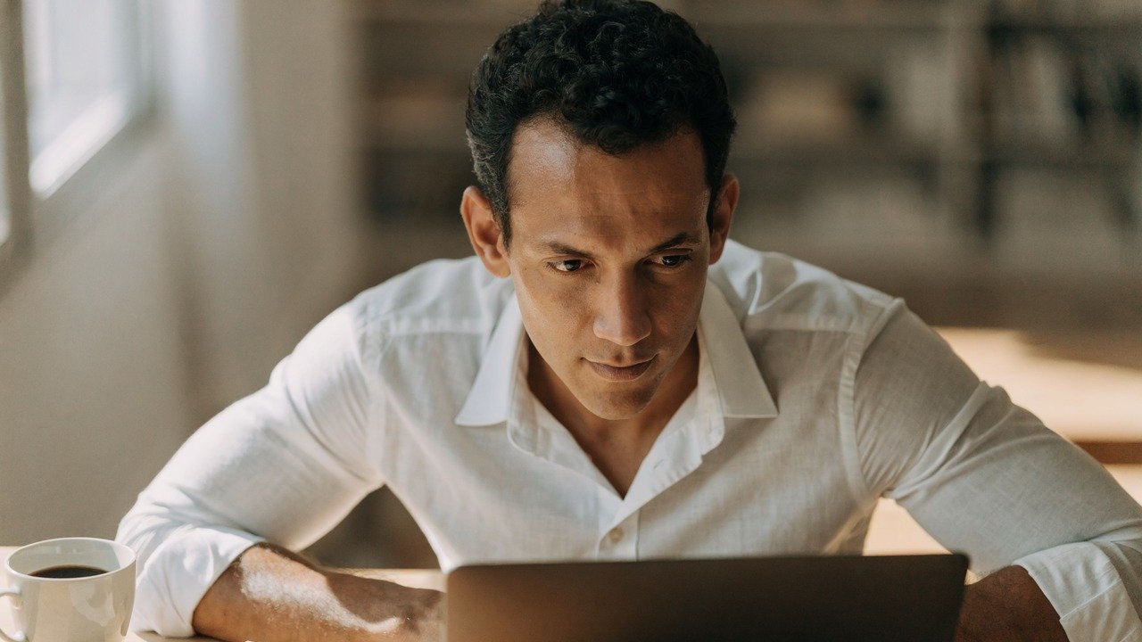 Profissional usando notebook com painéis de dados e interface digital, para o artigo Portal do Empreendedor: Guia Completo...