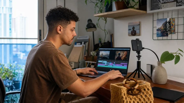 Editor profissional trabalhando em vídeos curtos para redes sociais
