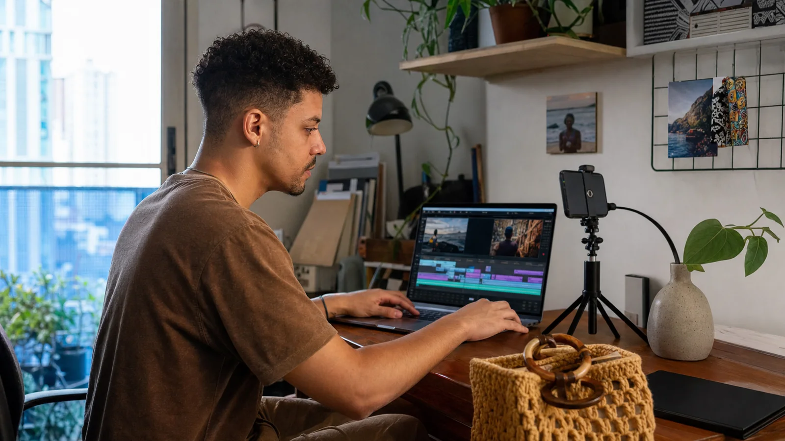 Editor profissional trabalhando em vídeos curtos para redes sociais