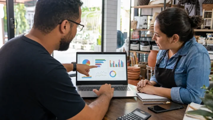 Profissional criando planilhas de gestão financeira no Excel