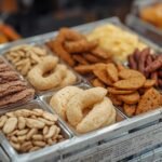Pessoa brasileira trabalhando em ambiente digital profissional para ilustrar Alimentos congelados para vender e ganhar dinheiro, com mesa.