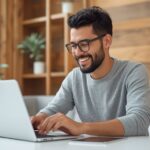 Pessoa brasileira trabalhando em ambiente digital profissional para ilustrar Como achar produtos de alta demanda para vender online, com.