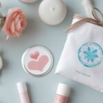 Pessoa brasileira trabalhando em ambiente digital profissional para ilustrar Como empreender com produtos personalizados usando Canva, com.