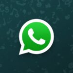 Pessoa brasileira trabalhando em ambiente digital profissional no notebook e no celular para ilustrar Como montar pós, com foco em criação.