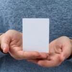 Pessoa brasileira trabalhando em ambiente digital profissional no computador para ilustrar Como parcelar dívida do MEI em 2026, com tela.