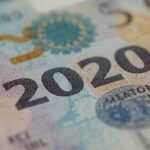 Pessoa brasileira trabalhando em ambiente digital profissional para ilustrar CPF vira CNPJ? Entenda a Obrigação que Vai Valer em 07/2026.