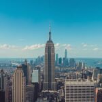 Pessoa brasileira trabalhando em ambiente digital profissional para ilustrar Gol Estreia Voos para Nova York, com mesa organizada.