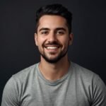 Pessoa brasileira trabalhando em ambiente digital profissional para ilustrar Primo Rico ganha prêmio, com mesa organizada, dispositivos.