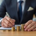 Pessoa brasileira trabalhando em ambiente digital profissional para ilustrar Qual banco tem a menor taxa no empréstimo consignado CLT em.