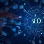 Pessoa brasileira trabalhando em ambiente digital profissional no computador para ilustrar SEO para AI Overviews, com tela genérica, mesa.