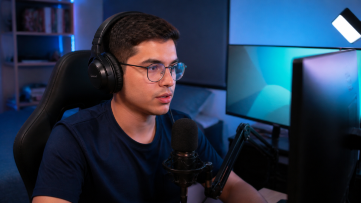 Streamer brasileiro transmitindo conteúdo em computador