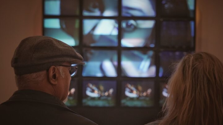 Pessoa analisando gráficos financeiros em celular e notebook, para o artigo Brasil e Europa estudam integração entre Pix e...
