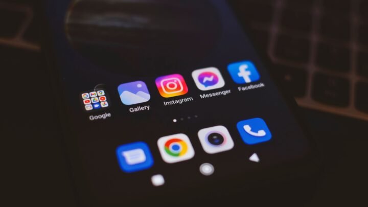 Profissional usando notebook com painéis de dados e interface digital, para o artigo Celular com memória cheia: como liber...