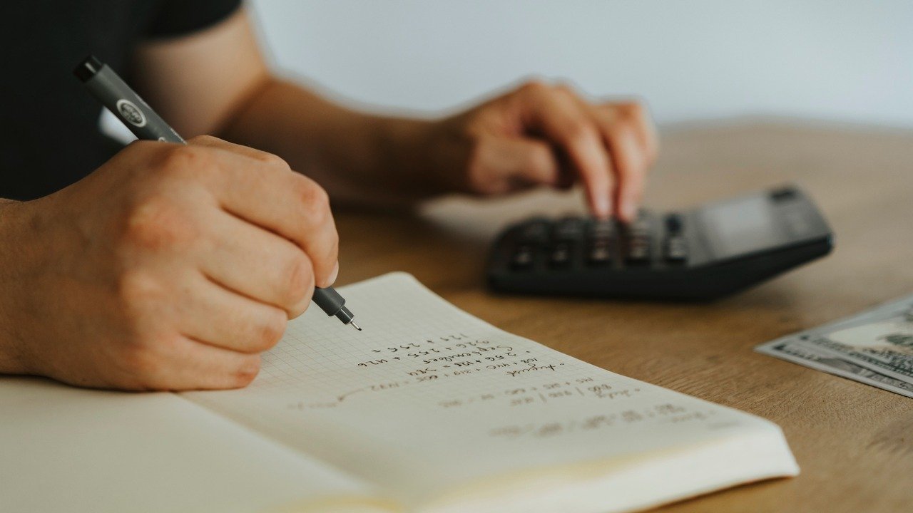 Profissional analisando gráficos de SEO em um notebook moderno, para o artigo Como calcular a redução do imposto de renda ...