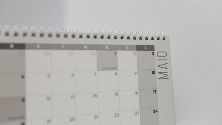Pessoa analisando gráficos financeiros em celular e notebook, para o artigo Como descobrir quais assinaturas você ainda pa...