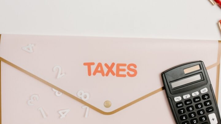 Pessoa analisando gráficos financeiros em celular e notebook, para o artigo Como funciona o recolhimento complementar de i...