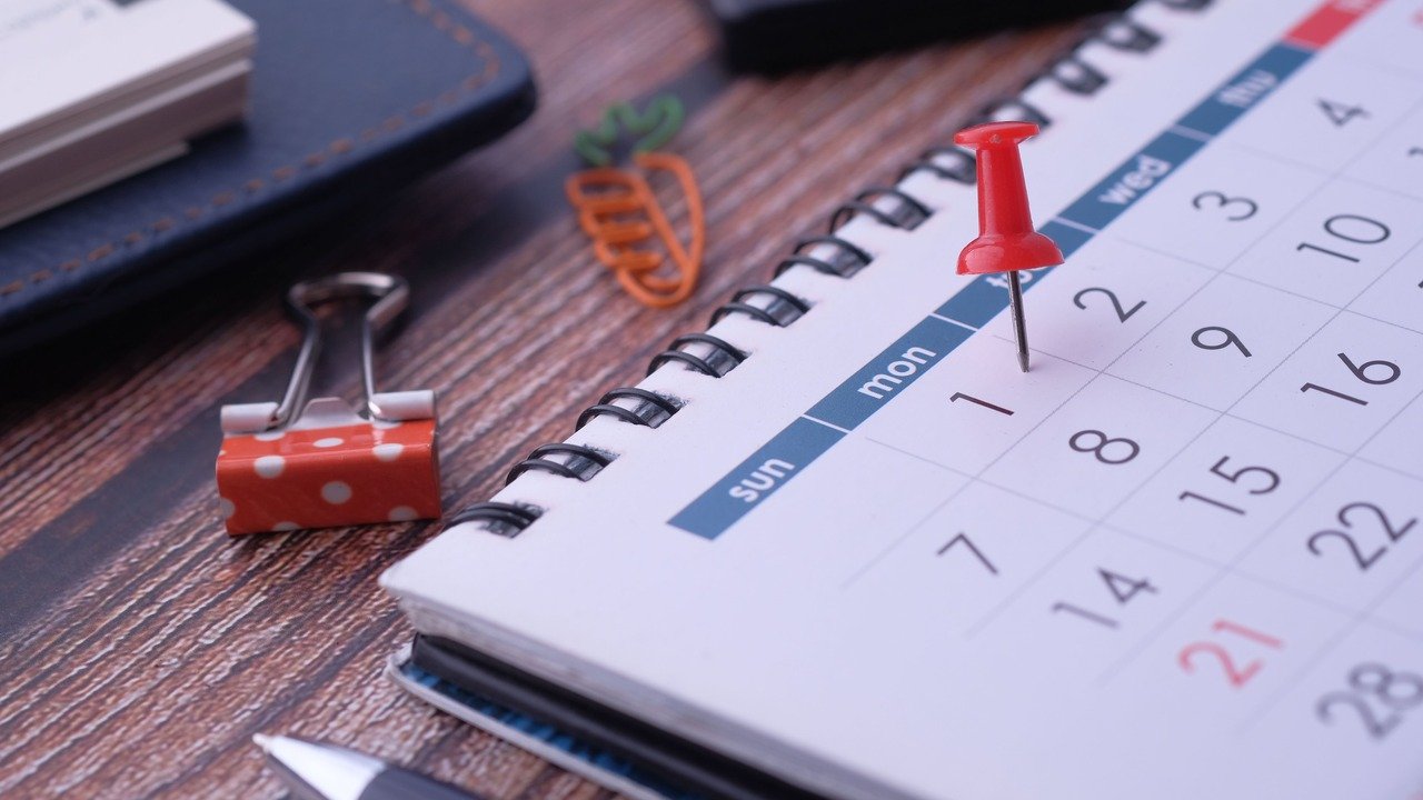 Profissional usando notebook com painéis de dados e interface digital, para o artigo Como planejar a semana quando tudo pa...