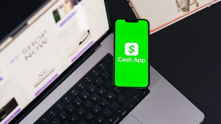 Pessoa analisando investimentos no app do Nubank, com notebook aberto, para o artigo Nubank avalia compra do banco digital...