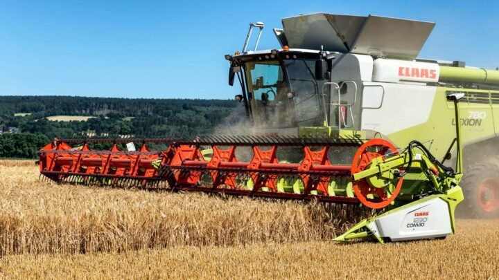 Pessoa analisando gráficos financeiros em celular e notebook, para o artigo Ativos digitais vinculados a commodities do ag...