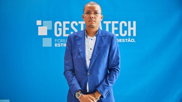 Pessoa analisando gráficos financeiros em celular e notebook, para o artigo Drex para empresas: quais modelos de negócio p...