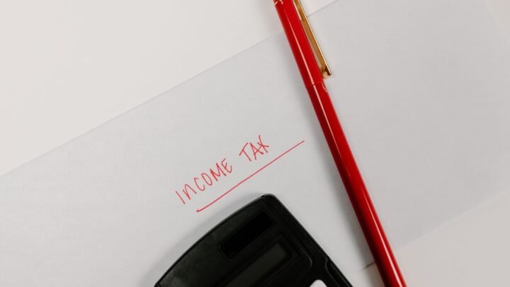 Profissional usando notebook com painéis de dados e interface digital, para o artigo Impostos Sobre Renda Extra em 2026: C...