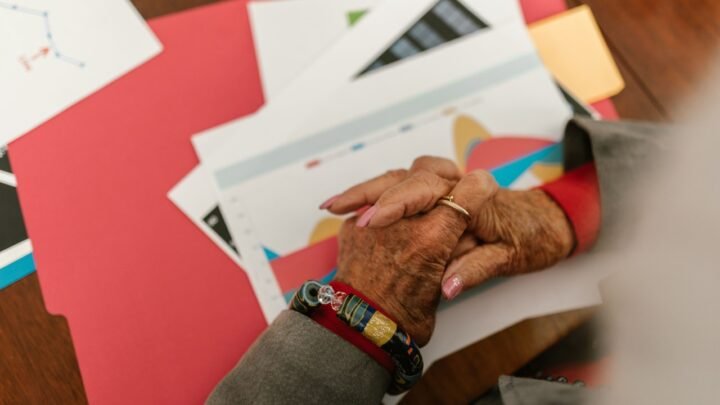 Profissional usando notebook com painéis de dados e interface digital, para o artigo Organizar documentos de idosos para a...