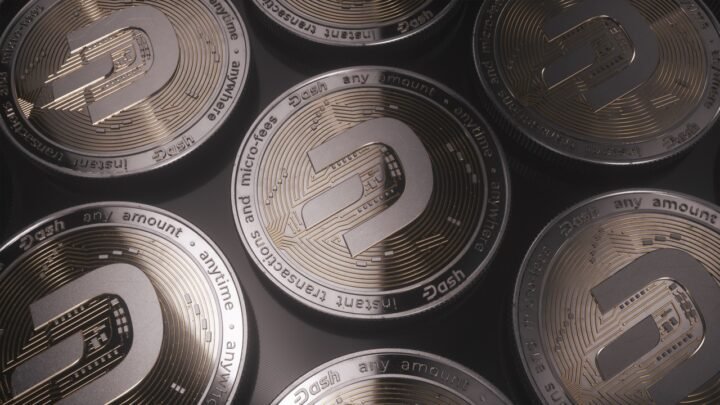 Pessoa analisando gráficos financeiros em celular e notebook, para o artigo Regulação de stablecoins no Brasil em 2026: im...