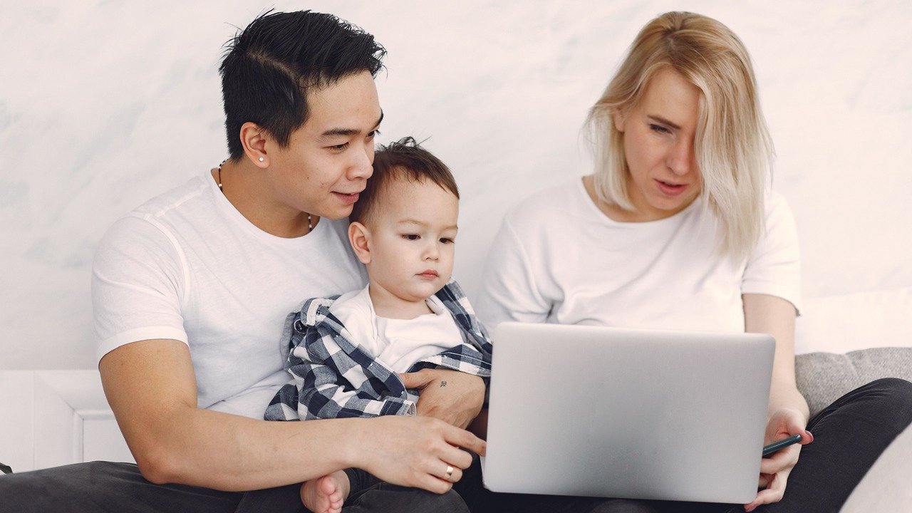 Pessoa analisando gráficos financeiros em celular e notebook, para o artigo Renda Extra em Família: 5 Ideias Práticas Para...