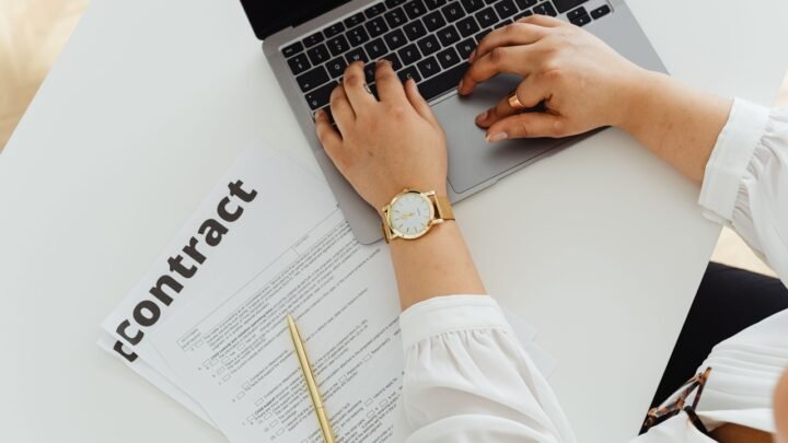 Pessoa analisando gráficos financeiros em celular e notebook, para o artigo Tokenização de recebíveis no Brasil: como Drex...