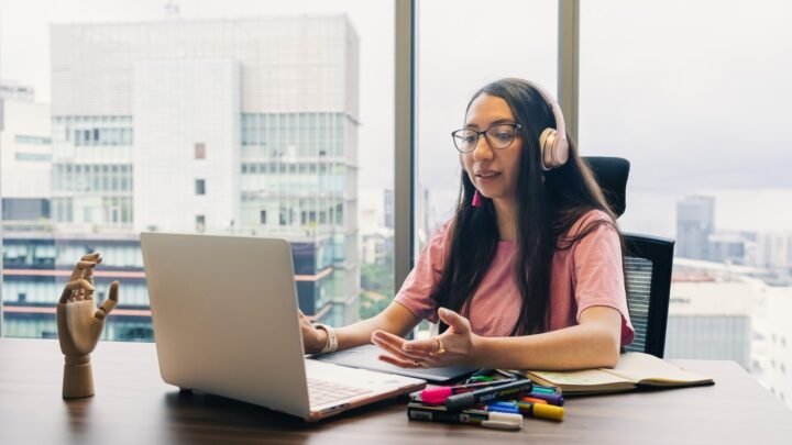 Profissional usando notebook com painéis de dados e interface digital, para o artigo Trabalhos Online em Alta Demanda Para...